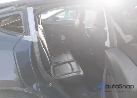 2021 Tesla Model Y Long Range Dual Motor All-Wheel Drive z USA, uszkodzony, nr VIN 5YJYGDEE3MF074658